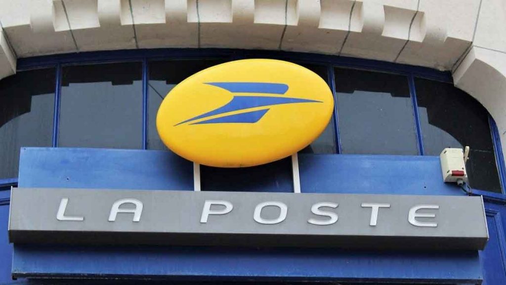 Les facteurs en France en 2026, c’est terminé  La Poste transforme ses postiers en agents de compagnie pour les séniors