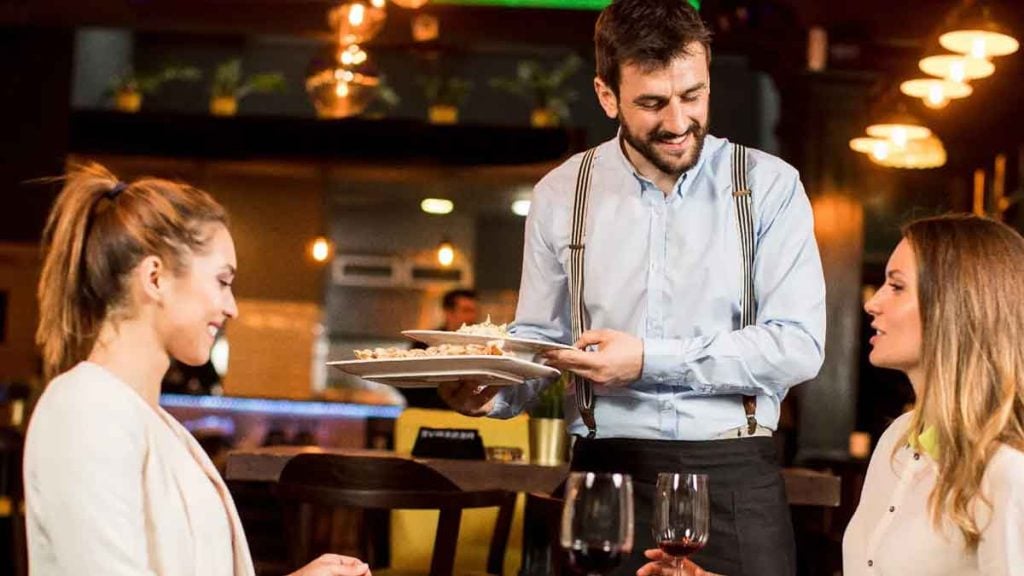 Que signifie le fait d’aider les serveurs à débarrasser la table au restaurant d’après la psychologie 